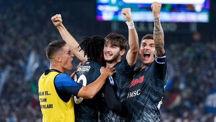 Khvicha Kvaratskhelia of SSC Napoli celebrates after scoring second goal during the Serie A match between SS Lazio and SSC Napoli at Stadio Olimpico, Rome, Italy on 3 September 2022.  (Photo by Giuseppe Maffia/NurPhoto via Getty Images)