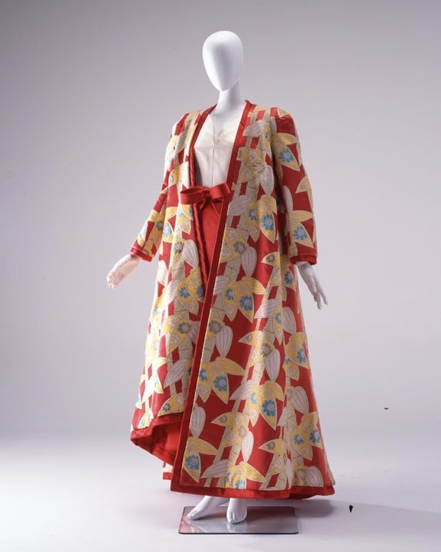 Nishijin-ori Evening Coat/Foto : Iwami Art Museum/Haruo Inoue Gaun malam yang dibuat dair bahan Nishijin-ori bergambar bambu dan bunganya
