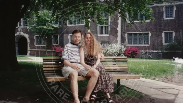 Potret Kemesraan Elon Musk dengan Cinta Pertamanya