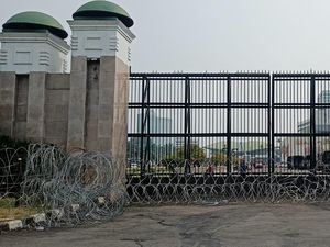 Kawat Berduri Dipasang di Depan Gedung DPR Jelang Demo Kenaikan BBM