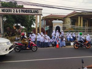 Sopir Angkot Mogok Operasi, Pelajar Pandeglang Kesulitan Pulang ke Rumah