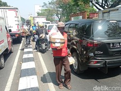 Cerita Pemburu Cuan di Perempatan Neraka Bandung