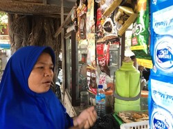 Demo Mahasiswa NTB Ricuh, Lapak Dagangan Nur Laris Manis Diserbu