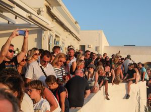 Travelers Desak-desakan di Santorini Demi Lihat Matahari Terbenam