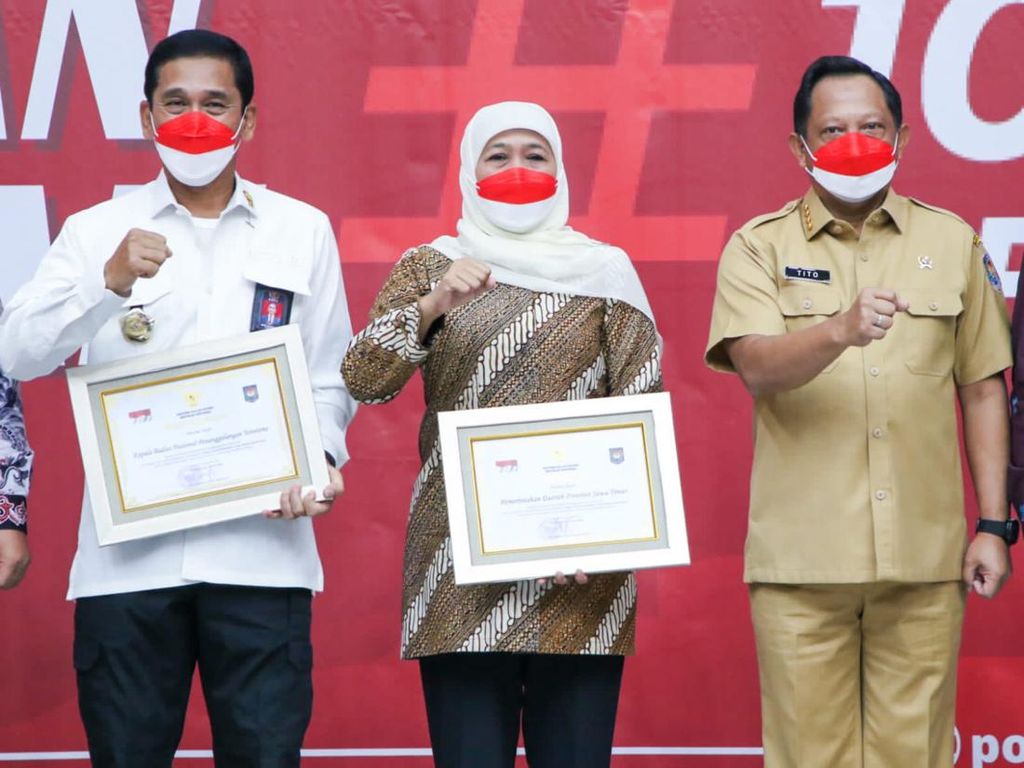 Dukung Gerakan 10 Juta Bendera, Khofifah Raih Penghargaan dari Kemendagri Dukung Gerakan 10 Juta Bendera, Khofifah Raih Penghargaan dari Kemendagri