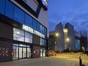 Hotel Gary Neville Rugi Besar & Dihajar Utang, Alasannya Menohok