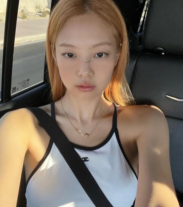 Penampilan Jennie Blackpink dengan Nose bridge Piercing / Foto : instagram.com/jennierubyjane New Trend Nose Bridge Piercing ala Jennie Blackpink