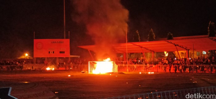 Penonton bakar fasilitas stadion karena kesal laga Persiraja vs PSMS Medan tak kunjung dimulai