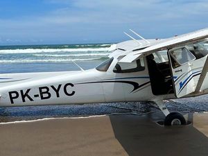 Pesawat Latih yang Mendarat Darurat di Banyuwangi Jenis Cessna 172 SP Pesawat Latih yang Mendarat Darurat di Banyuwangi Jenis Cessna 172 SP