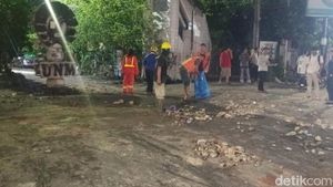 Potret Aksi Bersih-bersih Pascademo Ricuh soal BBM di Depan Kampus UNM