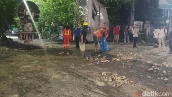 Potret Aksi Bersih-bersih Pascademo Ricuh soal BBM di Depan Kampus UNM