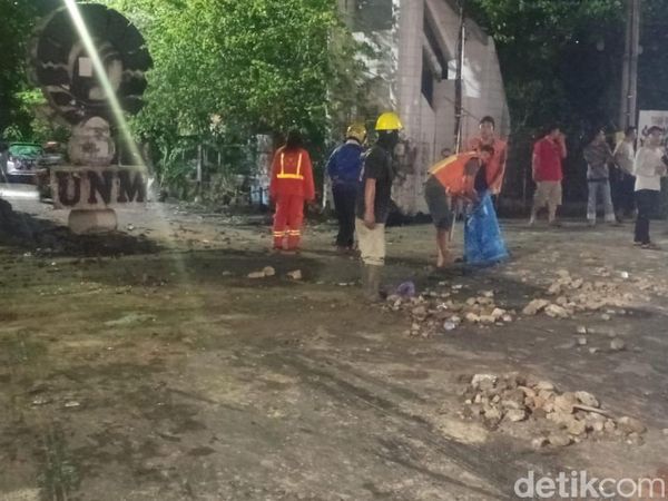 Potret Aksi Bersih-bersih Pascademo Ricuh soal BBM di Depan Kampus UNM