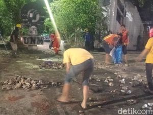 Kericuhan di Kampus UNM Reda, Material di Jalan AP Pettarani Dibersihkan Kericuhan di Kampus UNM Reda, Material di Jalan AP Pettarani Dibersihkan