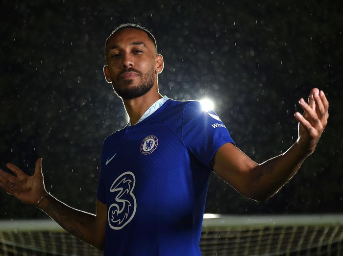 COBHAM, ENGLAND - SEPTEMBER 01: Pierre-Emerick Aubameyang poses for a photograph as he signs for Chelsea at Chelsea Training Ground on September 01, 2022 in Cobham, England. (Photo by Harriet Lander - Chelsea FC/Chelsea FC via Getty Images)