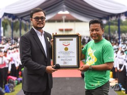 PKKMB USU Raih Rekor MURI Nyanyikan Lagu 8 Etnis dengan 7.858 Peserta