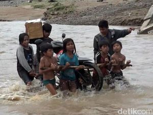Sungai di Polman Meluap, Warga Dapat Upah Rp 10 Ribu Seberangkan Motor