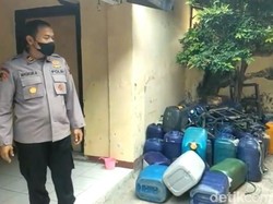 Polisi Amankan 70 Jeriken BBM Ditinggalkan Pengepul di Persawahan Probolinggo