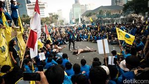 Foto-foto Ini Rekam Semangat Mahasiswa di Jakarta Tolak Kenaikan BBM