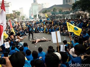 Foto-foto Ini Rekam Semangat Mahasiswa di Jakarta Tolak Kenaikan BBM