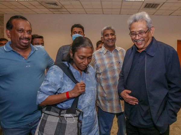 Potret Rajapaksa Balik ke Sri Lanka, Tertawa Lepas Disambut Loyalisnya