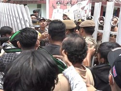 Ricuh Demo Tolak Kenaikan BBM di Polman, Pagar Kantor Bupati Dijebol