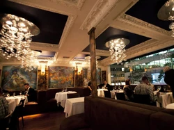 Keren! Rihanna Bantu Beberes Restoran Usai Pesta Bareng Teman-teman