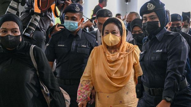 Rosmah Mansor Rosmah Mansor (C), the wife of the jailed former prime minister Najib Razak, arrives for the verdict in her corruption trial at the high court in Kuala Lumpur on September 1, 2022. (Photo by Mohd RASFAN / AFP) (Photo by MOHD RASFAN/AFP via Getty Images)