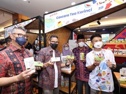 Sandiaga Bantu Modal Bisnis Teh Kerinci Milik Pemuda di Jambi