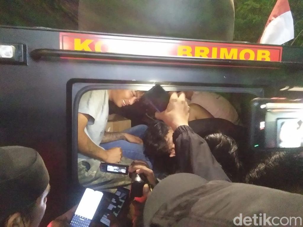 Polisi Amankan Sejumlah Orang Terkait Demo Ricuh di Depan Kampus UNM Makassar Polisi Amankan Sejumlah Orang Terkait Demo Ricuh di Depan Kampus UNM Makassar
