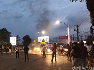 Kelompok Massa Tutup Jalan AP Pettarani Depan UNM Makassar, Lalin Dialihkan