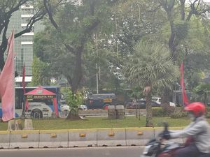 Water Cannon Siaga Jelang Demo BBM di Patung Kuda, Lalin ke Istana Normal Water Cannon Siaga Jelang Demo BBM di Patung Kuda, Lalin ke Istana Normal
