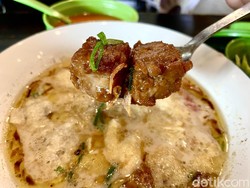 Soto Betawi Ny Afung: Maknyus! Gurihnya Soto Betawi Wagyu dan Oseng Saikoro
