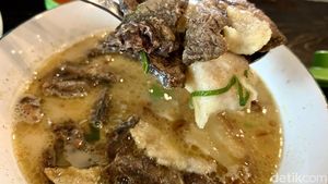 Nikmatnya Soto Betawi Pakai Topping Paru dan Saikoro Empuk Lembut