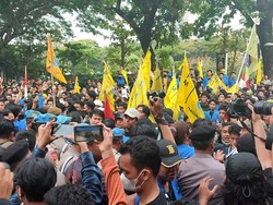 Demo Protes BBM Naik di Jakarta Memanas, Massa-Polisi Saling Dorong