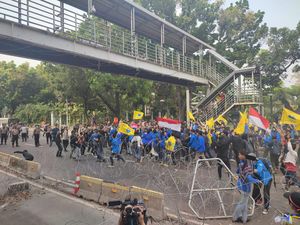 Massa Demo Protes Kenaikan BBM Bakar Ban Lalu Terobos Kawat Berduri di Jakpus
