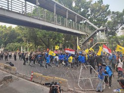 Massa Demo Protes Kenaikan BBM Bakar Ban Lalu Terobos Kawat Berduri di Jakpus