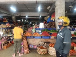 Harga Bahan Pokok di Pasar Badung Merangkak Naik