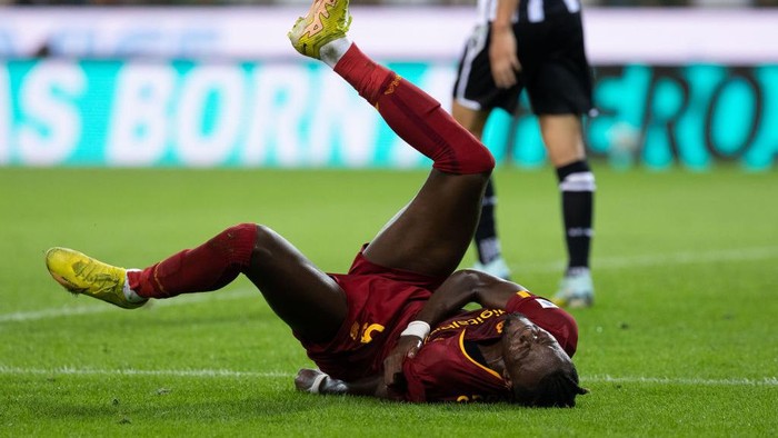 UDINE, ITALY - SEPTEMBER 04: Tammy Abraham of AS Roma injured during the Serie A match between Udinese Calcio and AS Roma at Dacia Arena on September 04, 2022 in Udine, Italy. (Photo by Emmanuele Ciancaglini/Getty Images)