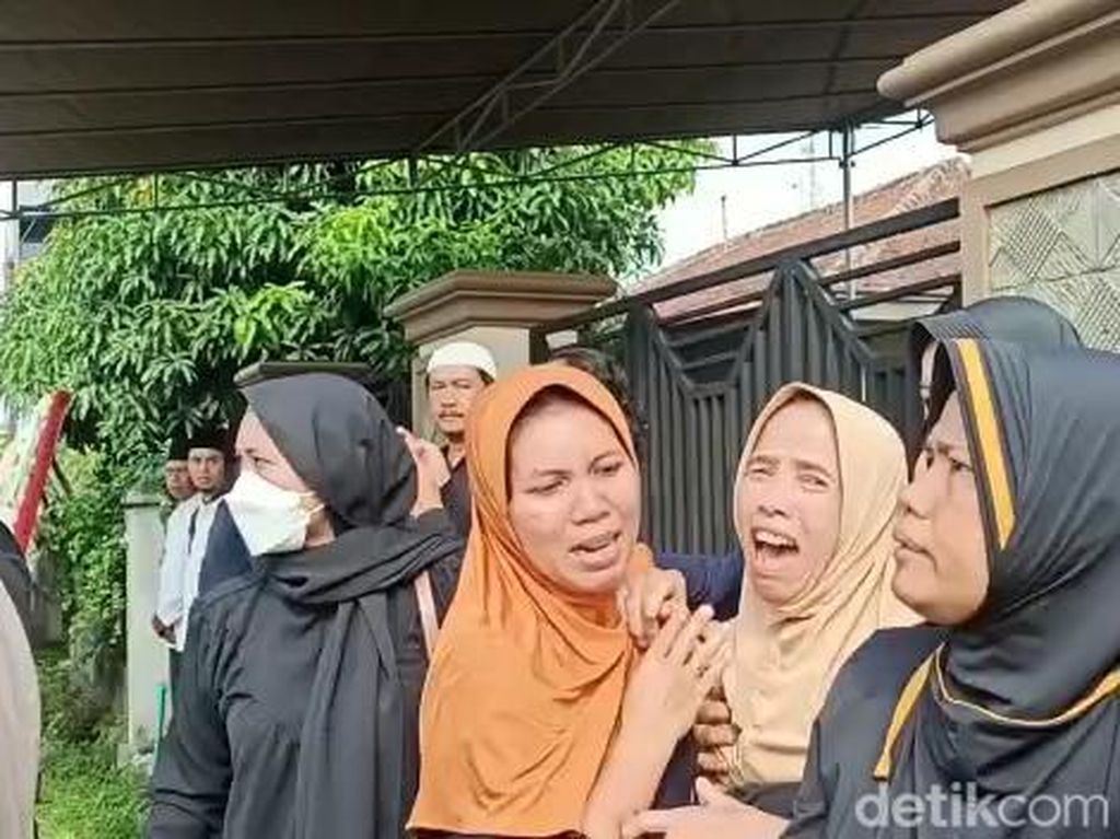 Tangis Keluarga Pecah Saat Jasad Aipda Ahmad Tiba di Rumah Duka Tangis Keluarga Pecah Saat Jasad Aipda Ahmad Tiba di Rumah Duka