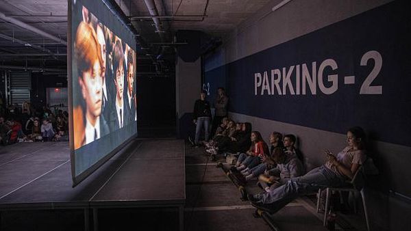 Tempat Parkir di Ukraina Disulap Jadi Bioskop, Begini Penampakannya