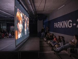 Tempat Parkir di Ukraina Disulap Jadi Bioskop, Begini Penampakannya