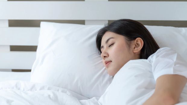 Tidur Menggunakan Lensa Kontak