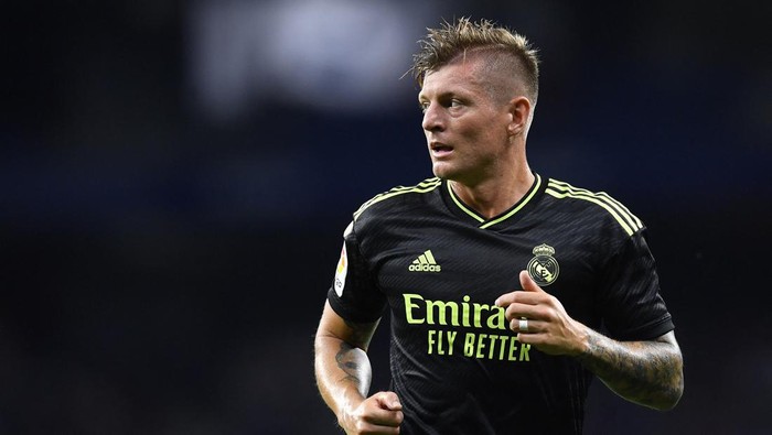 Real Madrids German midfielder Toni Kroos runs during the Spanish League football match between RCD Espanyol and Real Madrid CF at the RCDE Stadium in Cornella de Llobregat on August 28, 2022. (Photo by Pau BARRENA / AFP) (Photo by PAU BARRENA/AFP via Getty Images)