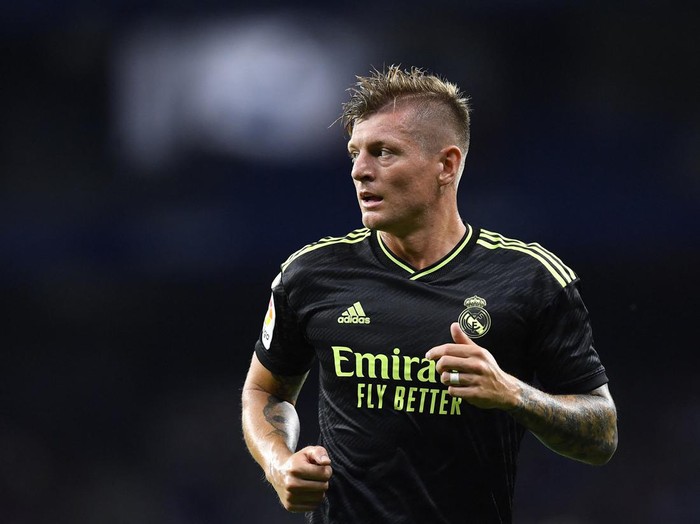 Real Madrid's German midfielder Toni Kroos runs during the Spanish League football match between RCD Espanyol and Real Madrid CF at the RCDE Stadium in Cornella de Llobregat on August 28, 2022. (Photo by Pau BARRENA / AFP) (Photo by PAU BARRENA/AFP via Getty Images)