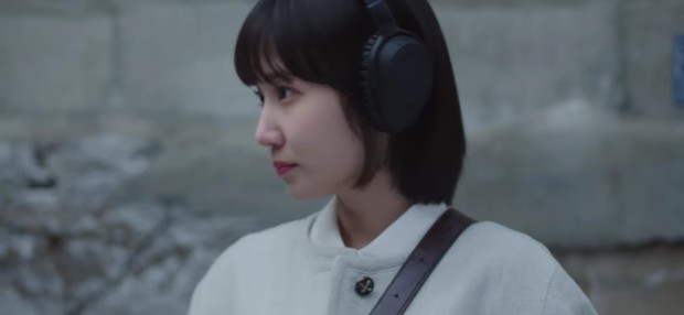 Trend Headphone oleh Woo Young Woo dalam Drama Extraordinary Attorney Woo's / Foto : twitter.com/kdramatreats Trend Headphone