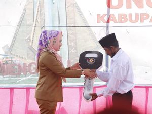 Bupati Tulang Bawang Bagikan 17 Motor untuk Perangkat Desa Gedung Meneng