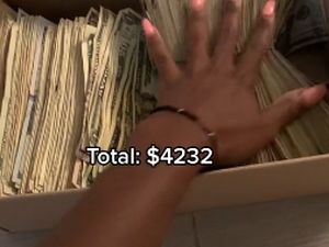 Viral Penari Striptis Pamer Penghasilan Seminggu, Tumpukan Uangnya Bikin Kaget