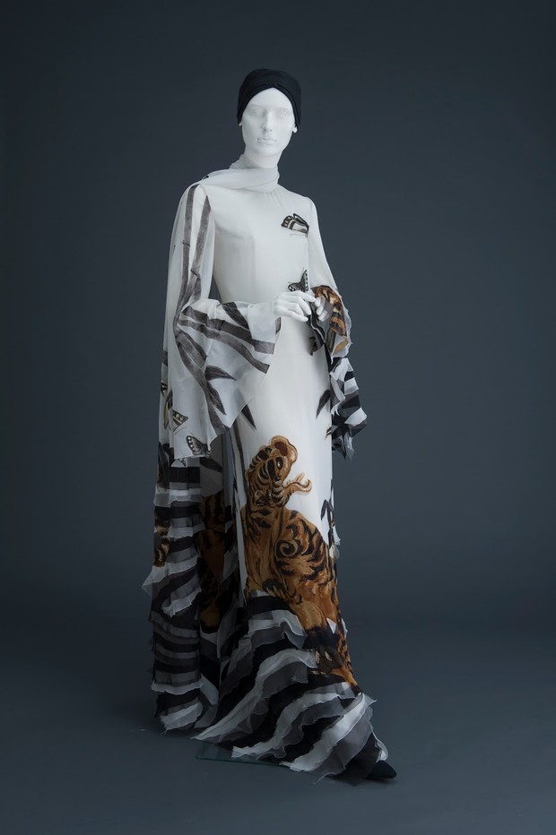 White Tiger Silk Dress/Foto : Iwami Art Museum/Eiji Ina Gaun putih panjang bergambar harimau dan kupu-kupu