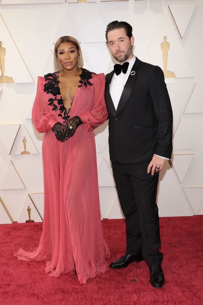 HOLLYWOOD, CALIFORNIA - MARCH 27: (L-R) Serena Williams and Alexis Ohanian attend the 94th Annual Academy Awards at Hollywood and Highland on March 27, 2022 in Hollywood, California. (Photo by Mike Coppola/Getty Images)