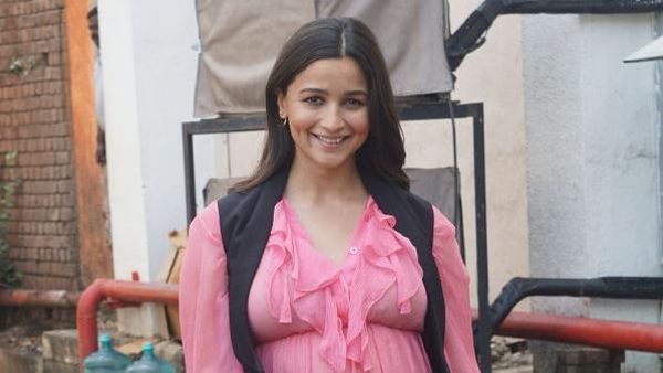 Baby Bump Alia Bhatt di Balik Dress Pink Transparan